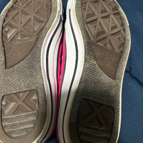 Women’s size 6 men’s size 4 hot pink converse shoes gently used - Picture 3 of 5